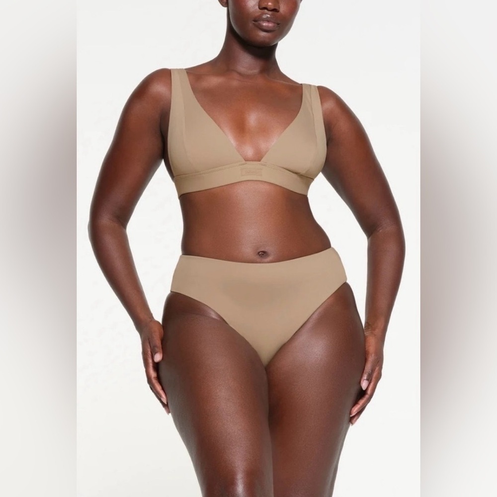 NWT Skims Recycled Swim Plunge Bikini top in Desert Size Large Swimwear Triangle